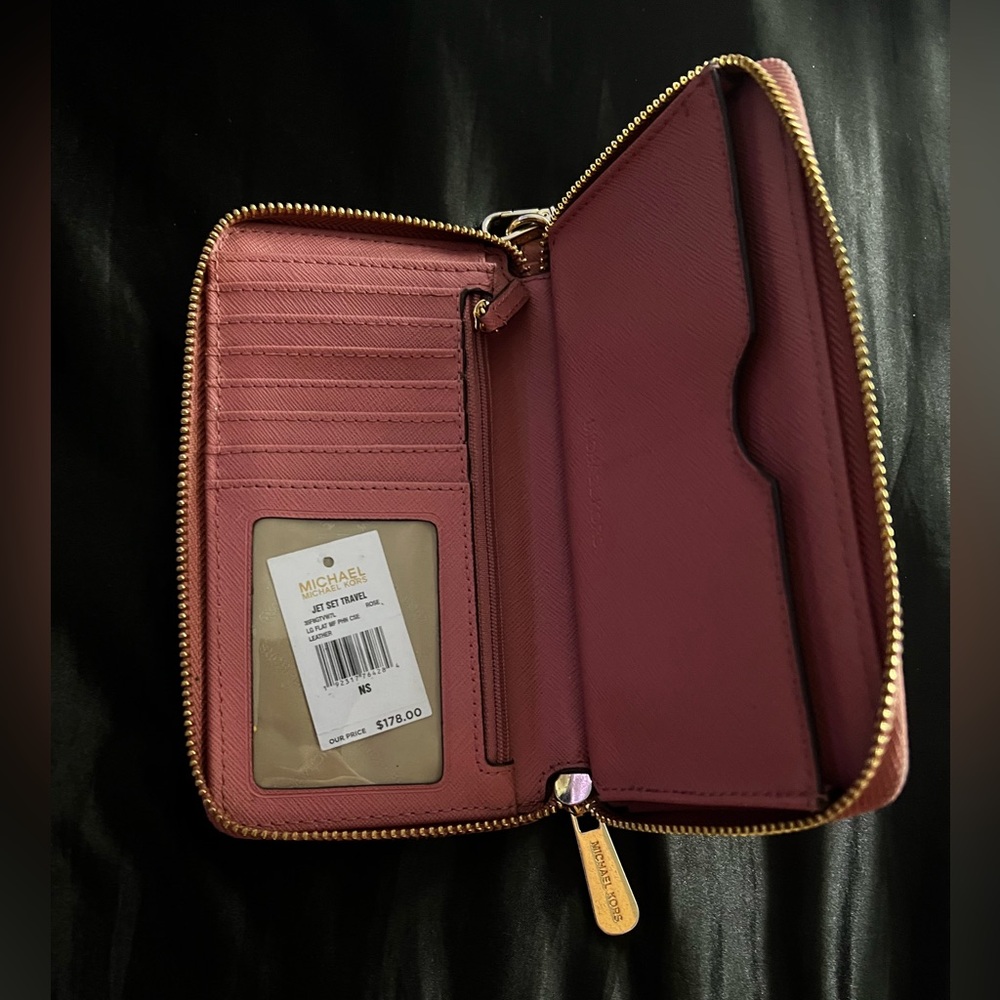 I am selling a MICHAEL KORS wallet